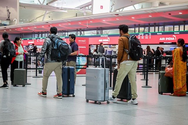 US Flight Delays Worsen as Staffing Shortages Deepen During Week-Long Shutdown