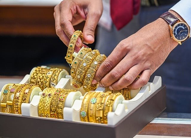 Dubai gold price inches toward Dh500 after traders price in 80% Fed cut chance